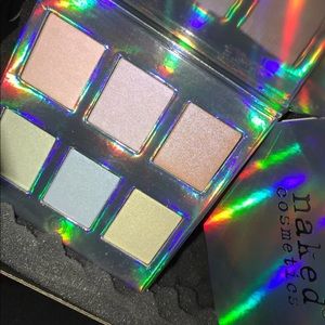 Naked cosmetics holographic highlighter